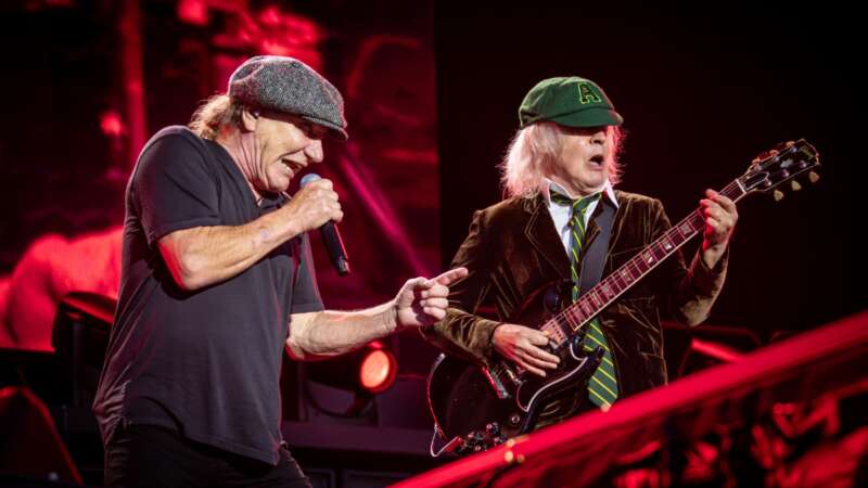 AC/DC – in occasione dei 50 anni di carriera, da oggi disponibili gli ultimi 6 dischi in vinile color oro in edizione limitata